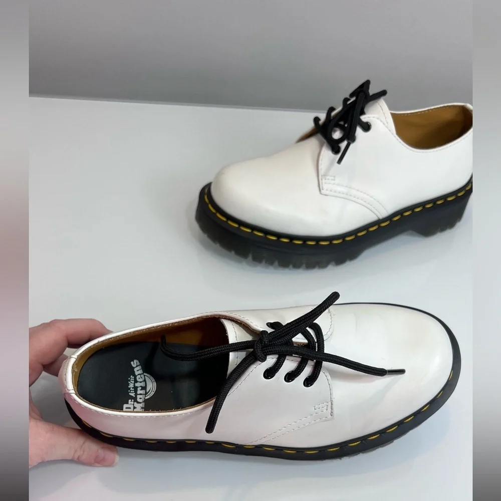 Dr. Martens 1461 Smooth Leather Oxford shoe in white. Like new size 6 US